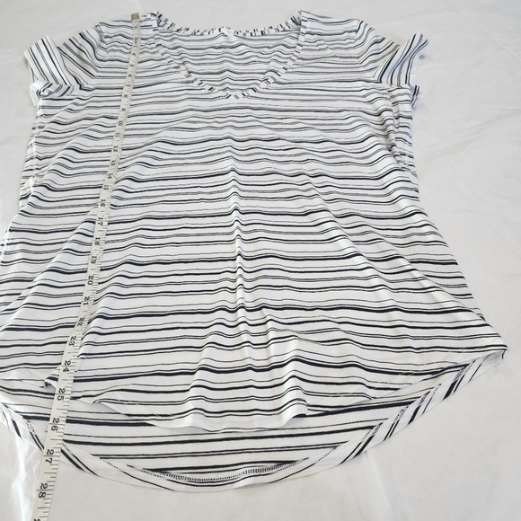 Lululemon Athletica Size 10 Black and White Striped V-Neck Tee - Picture 5 of 6